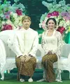 Duduk dipelaminan bertabur dekorasi bunga, Dewi Perssik dan Angga Wijaya gelar resepsi pernikahan. (Bambang E.Ros/Bintang.com)