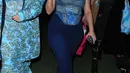 Terlihat pula Bebe Rexha yang tampil dengan bustier top bermotif dan celana cutbray warna biru. [Foto: IG/evashionma].