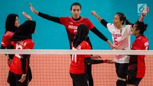 Pemain Voli Indonesia melakukan selebrasi saat melawan Thailand dalam babak penyisihan grup A voli putri Asian Games 2018 di lapangan Tennis Indoor Senayan, Jakarta, Senin (27/8). Indonesia kalah 1-3 dari Thailand. (Bola.com/Vitalis Yogi Trisna)