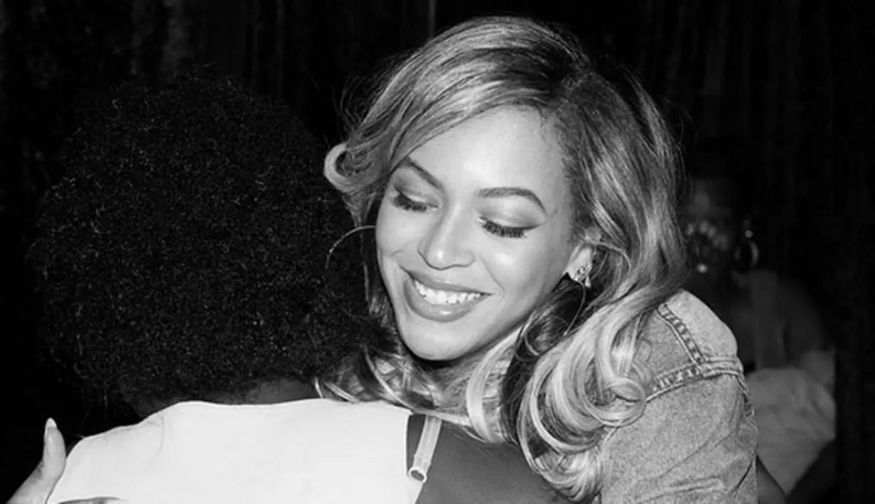 Beyonce menjadi salah satu orang yang hatinya tersentuh ketika melihat korban Badai Harvey tersebut. Ia pun turun tangan menguncjungi para korban dan memberikan pelayanan lainnya di lokasi kejadian. (Instagram/Beyonce)