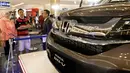 Pengunjung melihat pameran mobil Honda di Summarecon Mal Serpong, Tangerang, Minggu (29/11/2015). Pameran yang digelar Honda Jakarta Center bertajuk Honda Kemilau (Kemeriahan Spesial Akhir Tahun). (Liputan6.com/Fery Pradolo)