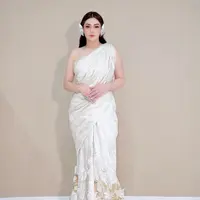 Celine Evangelista tampil bak dewi dengan gaun one shoulder putih yang bisa jadi inspirasi gaun pengantin ala goddess (Foto: Instagram @celine_evangelista)