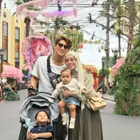 Outfit Lesti Kejora Liburan ke Singapura. [@lestikejora]