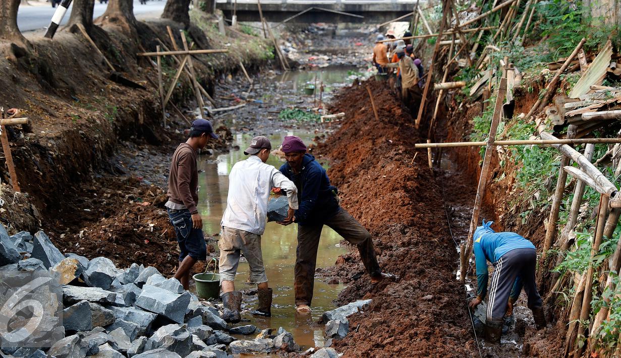Pekerja mengerjakan pondasi turap di bantaran kali Tanah Baru, Srengseng Sawah, Jakarta Selatan, Jumat (9/10/2015). Pengerjaan turap ini bertujuan untuk mengatasi kelongosoran tanah di pinggiran kali. (Liputan6.com/Yoppy Renato)