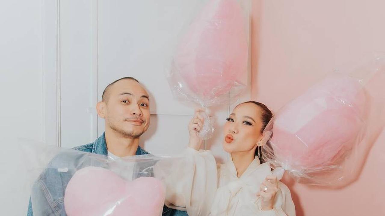 8 Potret Tiko Aryawardhana yang Menemani Bunga Citra Lestari saat Bekerja, Suami yang Sangat Perhatian dan Setia