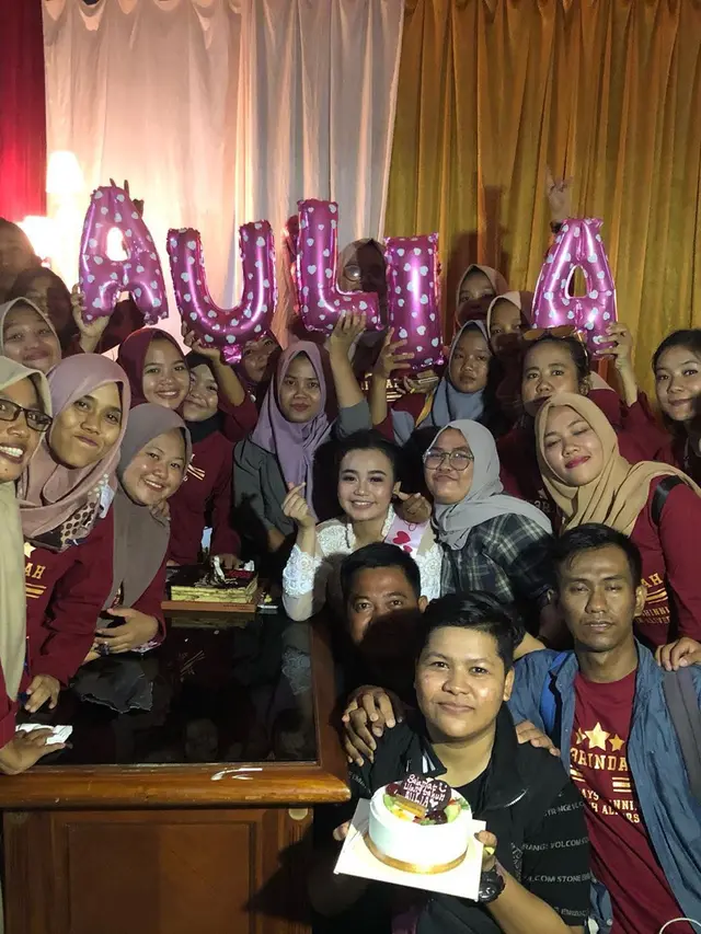 Momen Haru Perayaan Ulang Tahun Aulia D'Academy 4 yang Ke 22.