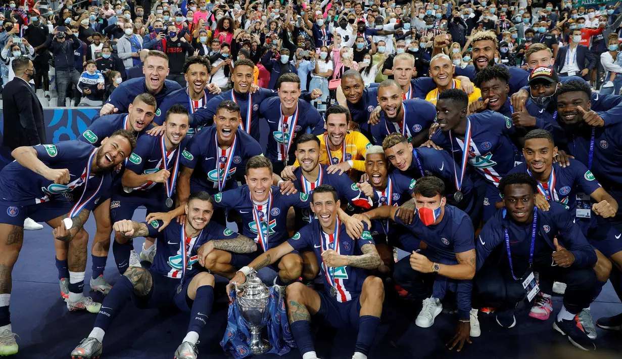 Pemain PSG merayakan trofi juara Piala Prancis usai mengalahkan Saint-Etienne pada pertandingan final di Stadion Stade de France, Sabtu (25/7/2020) dini hari WIB. PSG menang 1-0 atas Saint-Etienne. (AFP/Geoffroy Van Der Hasselt)