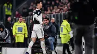 Pemain Juventus, Cristiano Ronaldo, langsung berjalan ke ruang ganti setelah diganti pada laga kontra AC Milan, di Juventus Allianz Stadium, Senin (11/11/2019) dini hari WIB. (AFP/Marco Bertorello)