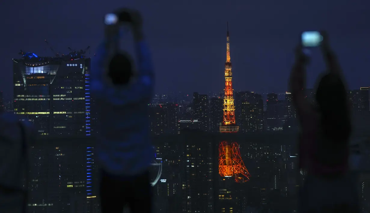 Pengunjung berfoto dari dek observasi Shibuya Sky di Tokyo, Sabtu (9/10/2021). seminggu setelah Jepang sepenuhnya keluar dari keadaan darurat virus corona untuk pertama kalinya dalam lebih dari enam bulan. (AP Photo / Kiichiro Sato)