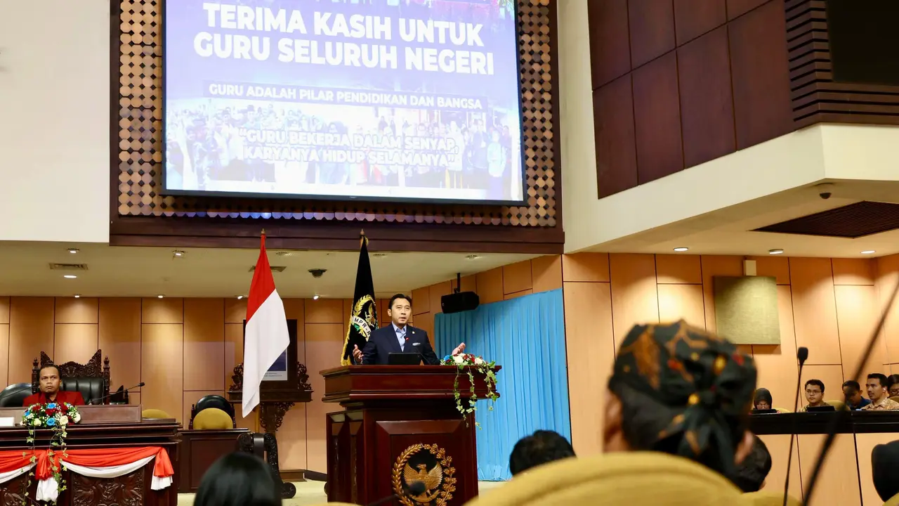 Wakil Ketua MPR RI Edhie Baskoro Yudhoyono atau Ibas saat menghadiri peringatan Hari Guru Nasional 2025 bertajuk "Guru Penjaga Masa Depan Bangsa: Memperkuat Karakter, Ilmu, dan Demokrasi" di Gedung Nusantara V, Kompleks MPR/DPR RI, Senayan, Jakarta, Rabu