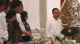Presiden Jokowi sebelum memimpin sidang kabinet paripurna di Istana Merdeka, Jakarta, Selasa (29/8). Dalam sidang tersebut presiden menekankan agar kementerian memberi manfaat kepada rakyat dan negara. (Liputan6.com/Angga Yuniar) 