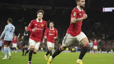 Gelandang Manchester United, Bruno Fernandes (kanan) berselebrasi usai mencetak gol ke gawang Aston Villa pada pertandingan putaran ketiga Piala Liga Inggris 2022 di Stadion Old Traffodr, Manchester, Inggris, Jumat (11/11/2022). MU menang atas Aston Villa dengan skor 4-2. (AP Photo/Dave Thompson)