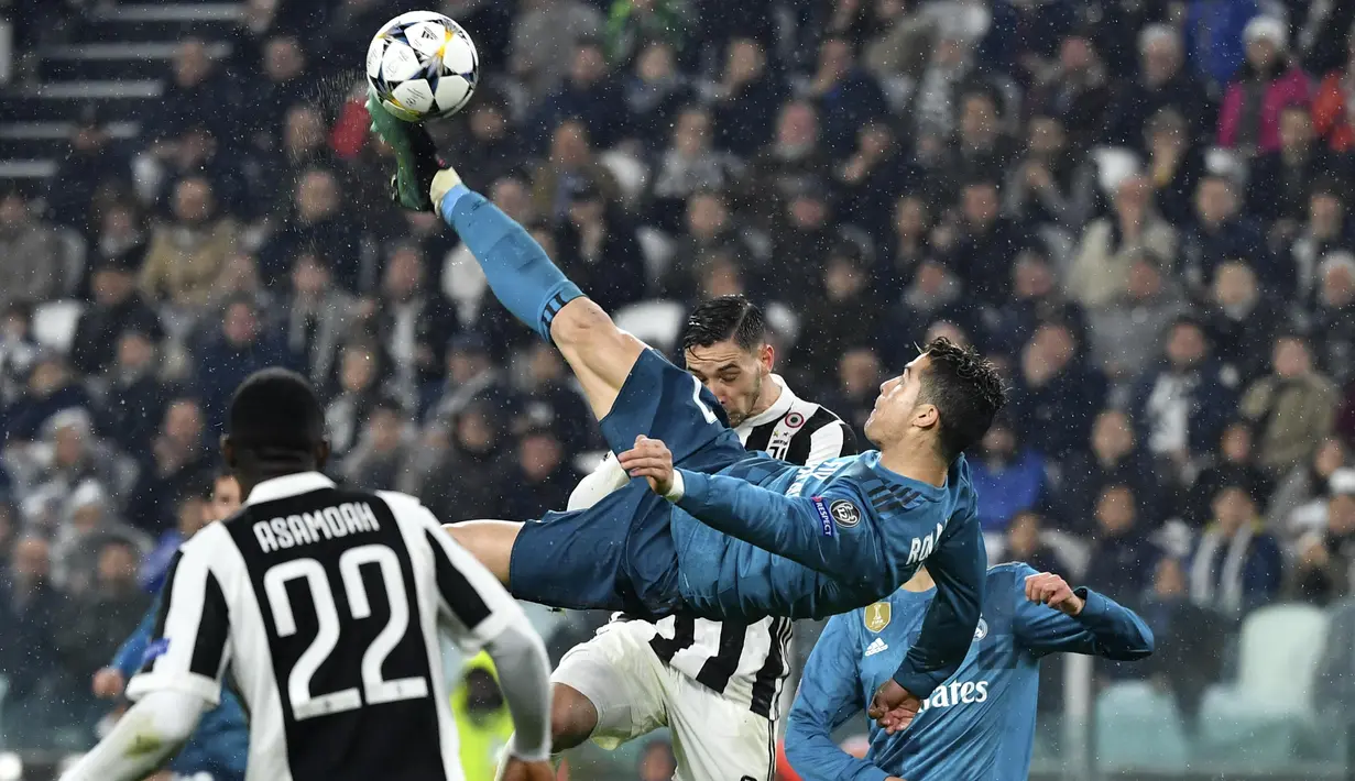 Striker Real Madrid, Cristiano Ronaldo, melakukan tendangan salto saat mencetak gol ke gawang Juventus pada laga Liga Champions di Stadion Allianz, Selasa (3/4/2018). Juventus takluk 0-3 dari Real Madrid. (AFP/Alberto Pizzoli)