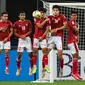 Singapura pun unggul 2-1 melalui eksekusi tendangan bebas Shahdan Sulaiman pada menit ke-74. Gol tersebut lahir 7 menit setelah Singapura tampil dengan 9 pemain usai Irfan Fandi kembali diusir wasit dan 9 menit setelah Egy Maulana Vikri dimasukkan Shin Tae-yong. (AFP/Roslan Rahman)