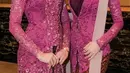 Erina memilih mengenakan kebaya magenta yang dibuat oleh Wiranti Kurnia dengan hiasan payetan di bagian depan, lengan dan bawah kebaya. Dipadukan kain batik sebagai bawahannya. [@ilham.photo]