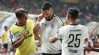 Selebrasi pemain Rans Nusantara FC, Angelo Meneses (tengah) bersama rekannya, Zidane Afandi setelah mencetak gol kedua ke gawang Persija Jakarta pada laga pekan ke-16 BRI Liga 1 2023/2024 di Stadion Patriot Candrabhaga, Bekasi, Minggu (22/10/2023) malam WIB. (Bola.com/Abdul Aziz)