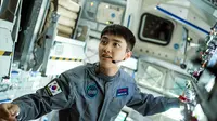 D.O EXO berperan sebagai astronot Hwang Sun Woo, yang menggeluti jurusan fisika molekuler dan mantan tentara Underwater Demolition Team (UDT). (Foto: CJ ENM via Soompi)