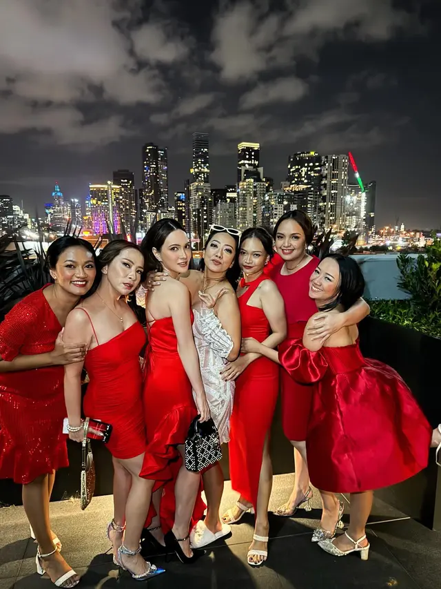 7 Potret Shandy Aulia Jadi Bridesmaid dengan Dress Merah Ini Tampil Curi Perhatian
