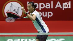 Pebulu tangkis tunggal putri Indonesia Putri Kusuma Wardani melakukan servbis saat bertanding melawan Iris Wang dari Amerik Serikat dalam pertandingan babak pertama (32 besar) turnamen Indonesia Open 2023 di Istora Senayan, Jakarta, Selasa (13/6/2023). (Liputan6.com/Herman Zakharia)