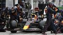 Pebalap Oracle Red Bull Racing, Max Verstappen melakukan pit stop saat Formula 1 GP Hungaria yang berlangsung di Sirkuit Hongaronging, Budapest, pada Minggu (31/7/2022). (AP/Pool/Attila Kisbenedek)