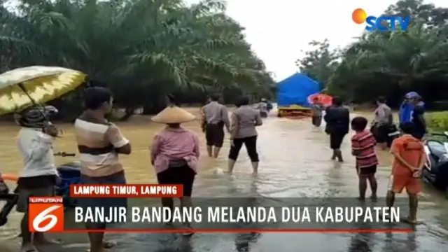Sementara itu, di Kabupaten Lampung Timur, sebuah jembatan di Kecamatan Batanghari ambles akibat diterjang banjir bandang.