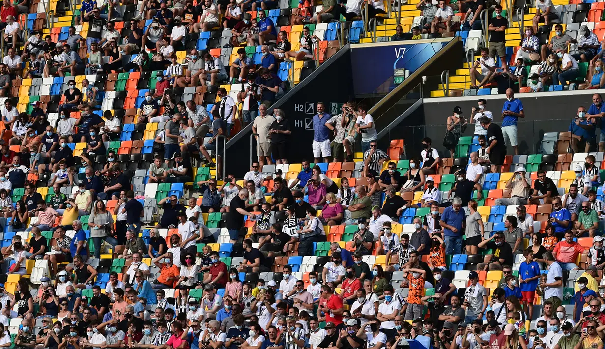 Laga antara Udinese melawan Juventus berlangsung di Danica Arena Stadium, dimana para penonton sudah diperbolehkan menyaksikan langsung di dalam stadion sejak wabah Covid-19 melanda dunia. (Foto: AFP/Miguel Medina)