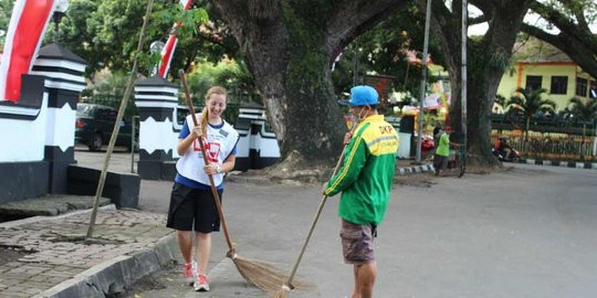 Jadi tukang sapu jalanan