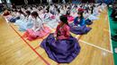 Siswa sekolah menengah atas yang mengenakan pakaian tradisional menghadiri upacara kelulusan dan kedewasaan bersama di Sekolah Menengah Wanita Dongmyung, Seoul, Korea Selatan, 7 Februari 2023. Sekolah menengah atas di Korea Selatan mengajar siswa selama tiga tahun, dari kelas satu (usia 15–16) hingga kelas tiga (usia 17–18), dan siswa biasanya lulus pada usia 17 atau 18 tahun. (AP Photo/Ahn Young-joon)