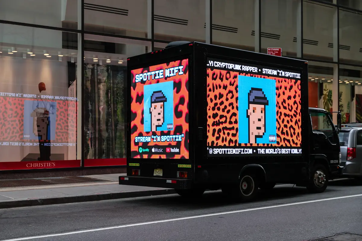 Sebuah truk yang diparkir di luar rumah lelang Christie menampilkan seni digital CryptoPunk non-fungible token (NFT) di papan reklame elektronik pada 11 Mei 2021 di New York City. Dia Dipasupil/Getty Images/AFP