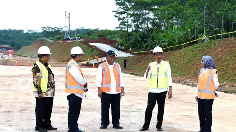 Presiden Joko Widodo (Jokowi) meninjau langsung pembangunan Tol Batang-Semarang pada hari ini.(Liputan6.com/Ahmad Romadoni)