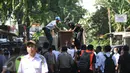 Petugas mengeluarkan barang milik warga saat eksekusi pengosongan rumah dinas pensiunan PT KAI di Jalan Bungur Besar, Kompleks PJKA, Senen, Jakarta, Kamis (14/4). Tanah seluas 60.930 m2 itu akan digunakan untuk parkir kereta. (Liputan6.com/Gempur M Surya)