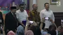 Kepala PPATK Kiagus Ahmad Badaruddin (kiri) berfoto bersama Menkumham Yasona Laoly, Ketua KPK Agus Rahardjo (kedua kanan), dan Ketua DPR RI Bambang Soesatyo (kanan) usai diskusi di gedung PPATK, Jakarta, Selasa (17/4).(Liputan6.com/Angga Yuniar)