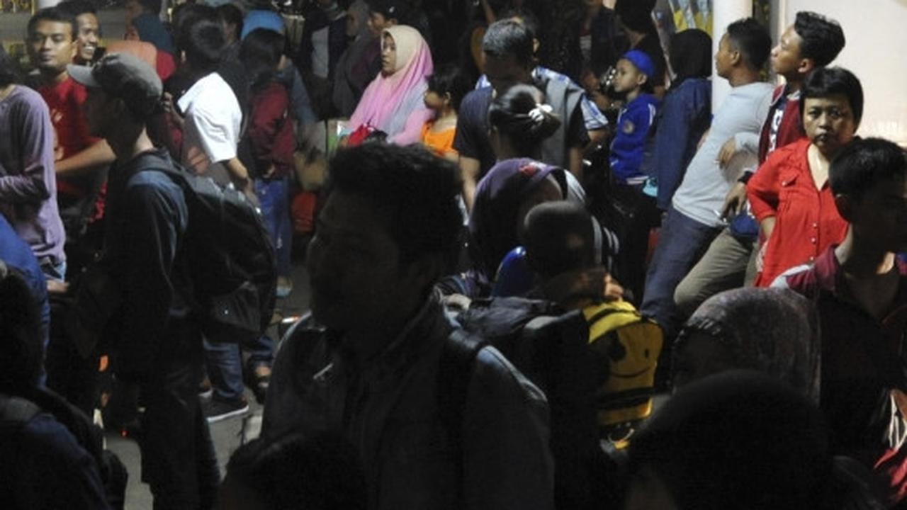 Ratusan pemudik padati Pelabuhan Merak