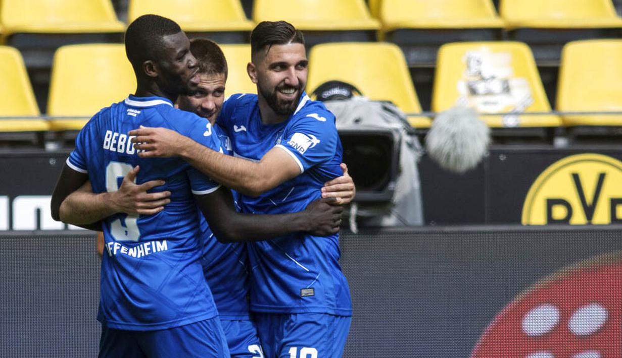 Pemain Hoffenheim merayakan gol yang dicetak oleh Andrej Kramaric ke gawang Borussia Dortmund pada laga Bundesliga di Stadion Signal-Iduna-Park, Sabtu (27/6/2020). Dortmund takluk 4-0 dari Hoffenheim. (AP/Bernd Thissen)