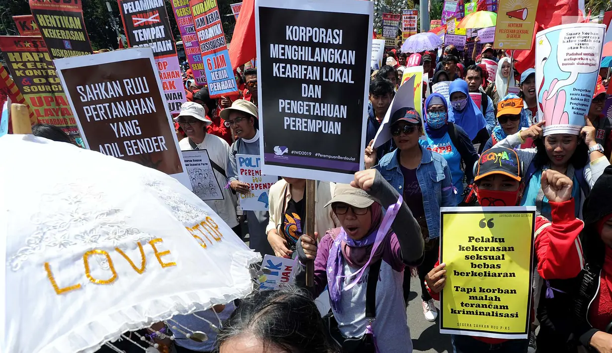 Ratusan aktifis perempuan dari 65 organisasi kemasyarakatan melakukan aksi memperingati Hari Perempuan Internasional di depan Istana Merdeka, Jakarta, Jumat (8/3). Aksi long march dari gedung Balaikota. (merdeka.com/Arie Basuki)