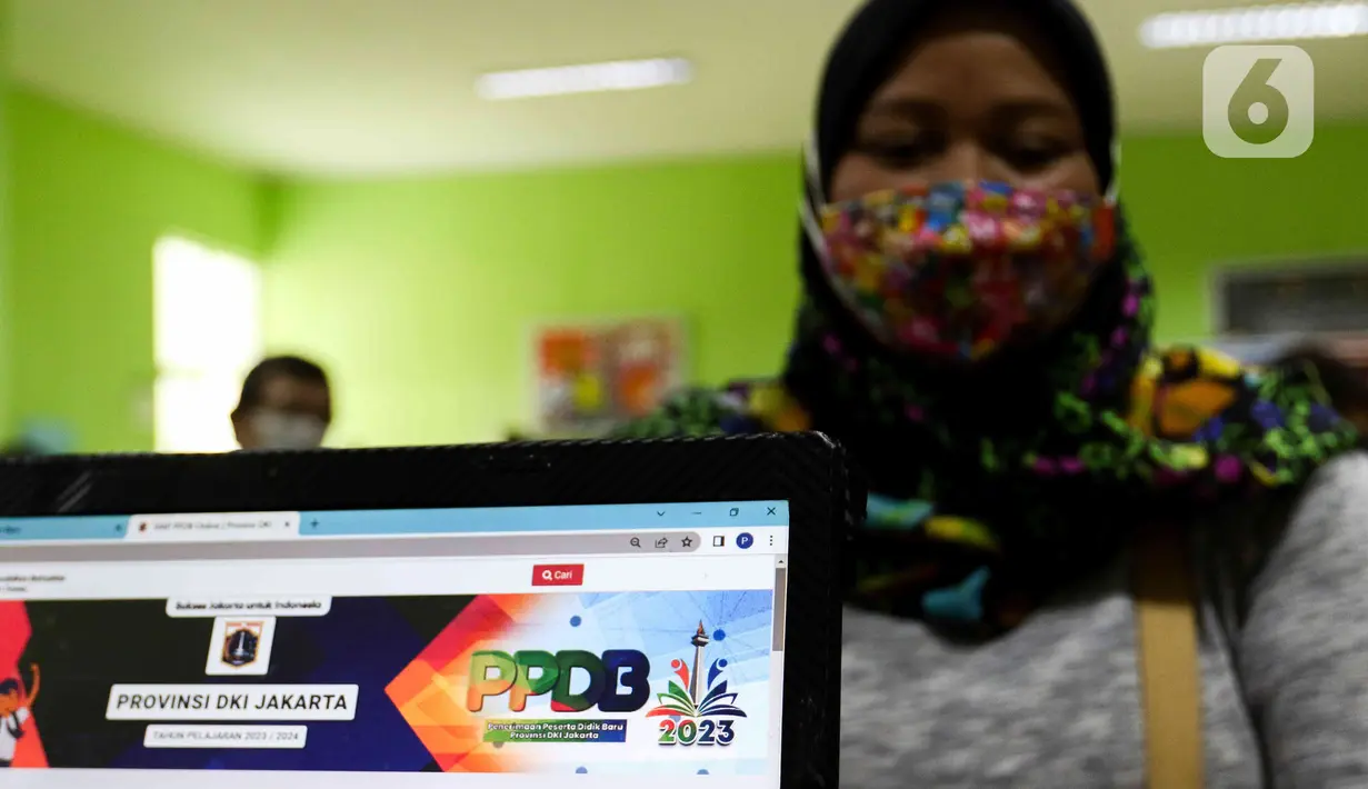 Petugas menyampaikan penjelasan kepada orangtua calon peserta didik terkait Penerimaan Peserta Didik Baru (PPDB) di Posko Pelayanan PPDB 2023 di SMA Negeri 70 Jakarta, Kamis (25/5/2023). Pemerintah Provinsi DKI Jakarta telah membuka Posko Pelayanan PPDB 2023 mulai dari jenjang Sekolah Dasar (SD) hingga Sekolah Menengah Atas (SMA). (Liputan6.com/Herman Zakharia)