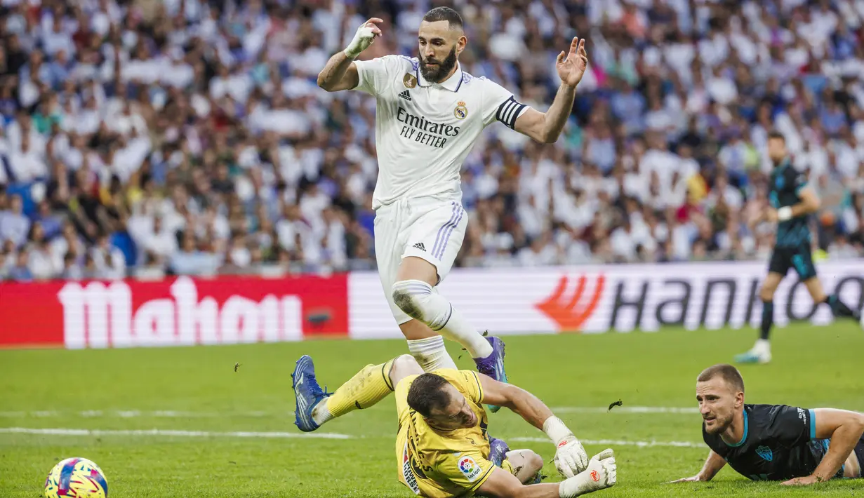 Pemain Real Madrid, Karim Benzema, berusaha mencetak gol ke gawang Almeria pada laga Liga Spanyol di Stadion Santiago Bernabeu, Minggu (30/4/2023). (AP Photo/Pablo Garcia)
