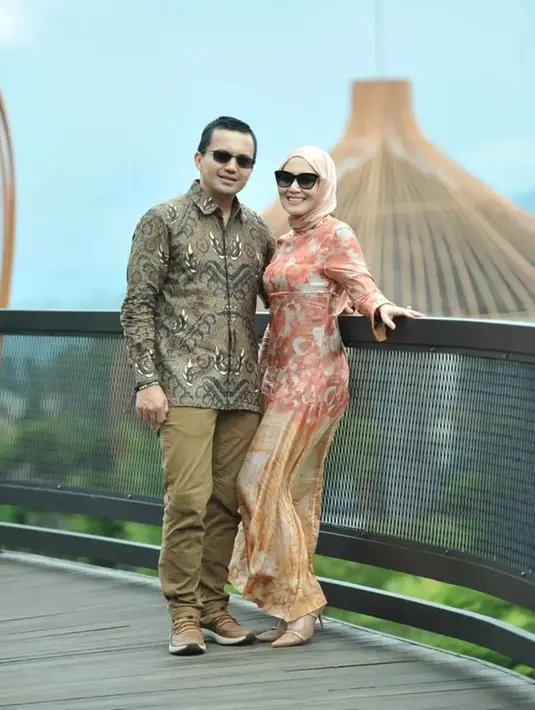 Meski belum ada pernyataan dari Sahrul maupun Dine soal status hubungan mereka, netizen menduga kalau hubungan keduanya lebih dari sekadar teman biasa. Beberapa netizen bahkan menyebut kalau Dine sudah cocok jadi calon istri Sahrul Gunawan. (Liputan6.com/IG/@sahrulgunawanofficial)
