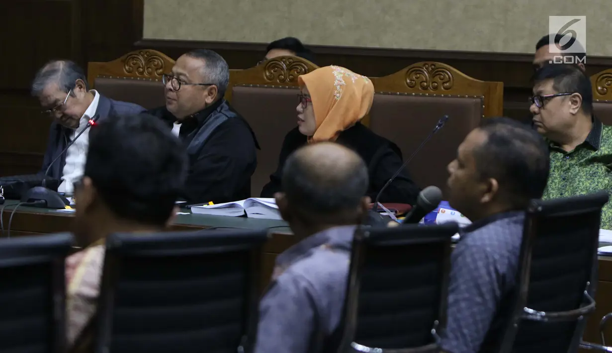 Terdakwa dugaan suap pada hakim Pengadilan Tipikor Medan Merry Purba, Tamin Sukardi (kiri) saat menjalani sidang lanjutan di Pengadilan Tipikor, Jakarta, Kamis (17/1). Sidang mendengar keterangan saksi. (Liputan6.com/Helmi Fithriansyah)