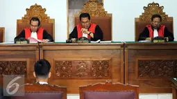 Hakim Ketua, Made Sutisna (keduakanan) membacakan putusan terhadap terdakwa Christopher Daniel Syarief di PN Jakarta Selatan, Kamis (27/8/2015). Christopher divonis hukuman 1 tahun 6 bulan denda 10 juta rupiah. (Liputan6.com/Helmi Fithriansyah)