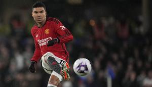 Gelandang Manchester United, Casemiro saat menghadapi Chelsea pada laga pekan ke-31 Premier League 2023/2024 di Stamford Bridge, London, Kamis (4/4/2024). (AP Photo/Kin Cheung)