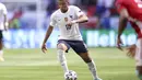 Penyerang Prancis, Klyian Mbappe membawa bola saat bertanding melawan Hungaria pada pertandingan grup F Euro 2020 di stadion Ferenc Puskas di Budapest, Hungaria, Sabtu (19/6/2021). Prancis bermain imbang atas Hungaria 1-1. (Alex Pantling, Pool via AP)