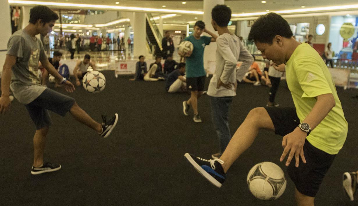 Para freestyler melakukan pemanasan jelang tampil pada Indonesian Freestyle Football Championship di Mall Pluit Village, Jakarta, Sabtu (14/11/2015). (Bola.com/Vitalis Yogi Trisna)