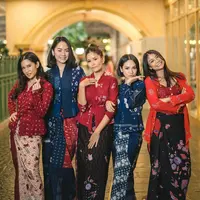 Koleksi kebaya batik dari Sejauh Mata Memandang selalu terlihat memikat. Seperti yang dikenakan Dian Sastrowardoyo yang mengenakan kebaya modern dengan leher V tinggi yang dihiasi motif batik Cap Tangan. [@sejauhmatamemandang].
