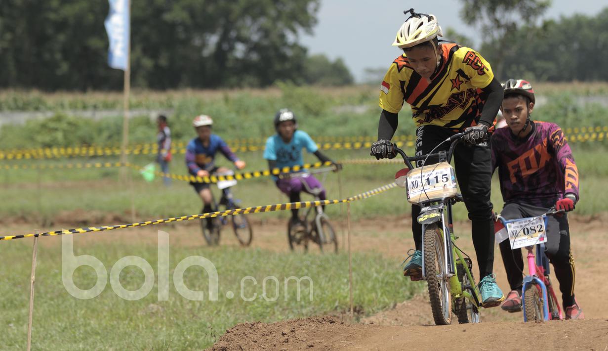 Salah satu pesepeda kategori usia 17-19 tahun mencoba menjauhi dari kejaran lawannya pada Festival BMX di kompleks Islamic Center, Sukada, Lampung, Minggu (19/3/2017) (Bola.com/Reza Bachtiar)