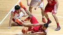 Pebasket putra Indonesia, Adhi Pratama Prasetyo Putra (14), berusaha melewati hadangan pemain Singapura dalam semi final basket SEA Games 2015. (Bola.com/Arief Bagus)