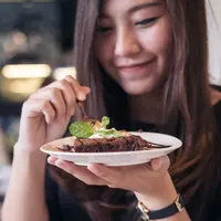 ilustrasi makan cokelat/copyright shutterstock