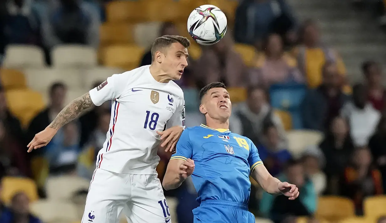 Bek timnas Prancis, Lucas Digne berebut bola dengan bek timnas Ukraina Oleksandr Tymchyk dalam laga Kualifikasi Piala Dunia 2022 zona Eropa di NSK Olimpiyskiy, Minggu (5/9/2021) dinihari WIB. Prancis bermain imbang 1-1 dengan tuan rumah, Ukraina. (AP Photo/Efrem Lukatsky)