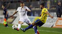 Pemain Real Madrid, Cherishev (kiri) berebut bola dengan pemain Cadiz, Cristian Marquez pada laga Copa del Rey (King's Cup) di Stadion Ramon de Carranza, Cadiz, Kamis (3/12/2015) dini hari WIB. (REUTERS/Marcelo del Pozo)