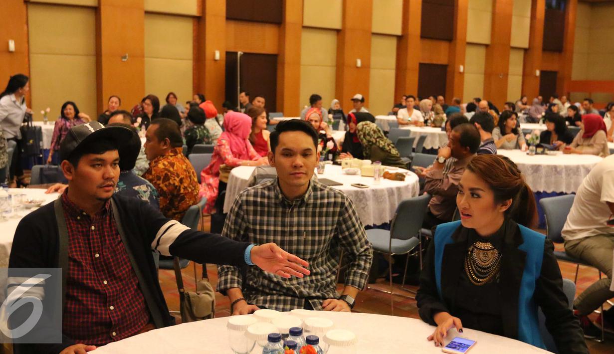 Sejumlah artis mengikuti sosialisasi Tax Amnesty di Jakarta, Selasa (23/8). Direktorat Jenderal (Ditjen) Pajak menggelar sosialisasi Tax Amnesty untuk kalangan artis dan manager artis Indonesia. (Liputan6.com/Angga Yuniar)
